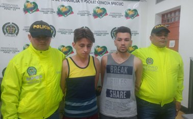 Los capturados fueron identificados como Jorge Enrique Ibarra Durán, de 22 años y Cristian Alexis Gómez Velasco, de 24 años de edad. Cortesía Policía