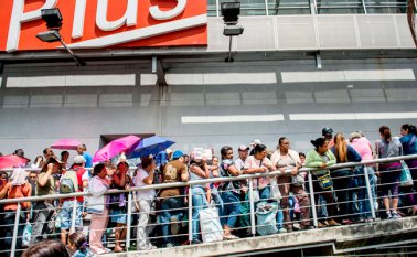 Aunque el gobierno tomó la medida de bajar y mantener los precios de algunos productos en tiendas y mercados. AFP
