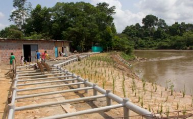 En las obras de mitigación en el barrio La Unión se colocaron tuberías, bolsas de concreto y se sembró pasto de vetiver. Alfredo Estévez