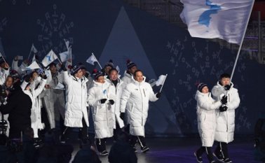 Los atletas de Corea del Norte y Corea del Sur, desfilaron bajo una bandera con la península coreana en azul sobre un fondo blanco. AFP