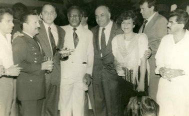 De izquierda a derecha, Gustavo Salazar, el Comandante de la Policía, Luis Ernesto Gilibert Vargas, el Alcalde Slebi, Cicerón Flórez, Alfonso Chamie Mazilly, Mary Stapper Vargas y Juan José Pita; atrás aparecen Fernando Domínguez y Jorge Rolón. La Opinión