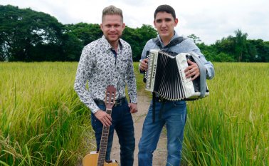 Oscar Guerrero cantante y compositor, integró la agrupación con Osnaider Quintero, en el acordeón. Especial