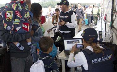 En el paso internacional Simón Bolívar, funcionarios de Migración Colombia, Dian, Polfa e Ica se han encontrado con ciudadanos venezolanos que presentan tarjetas de movilidad falsas. Alfredo Estévez
