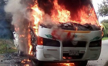 El autobús fue incinerado por los integrantes del grupo Eln cuando cubría la ruta Miranda - Corinto, en el norte del Cauca. Colprensa