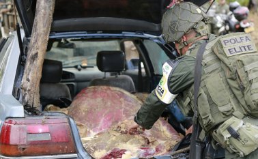 2.000 kilos de carne de contrabando eran transportados en varios vehículos, por la trocha La Marina, de Villa del Rosario. La carga fue incautada. Cortesía