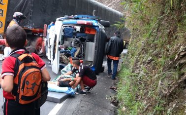 Las autoridades de tránsito investigan lo ocurrido para establecer las responsabilidades. Cortesía