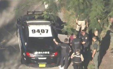 Momento en que capturan al presunto agresor. AFP