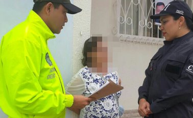 La mujer “aprovechaba que los padres de la menor salían a trabajar desde tempranas horas para cometer los actos sexuales con la menor”, a la que cuidaba, según la denuncia de la madre. Policía Nacional