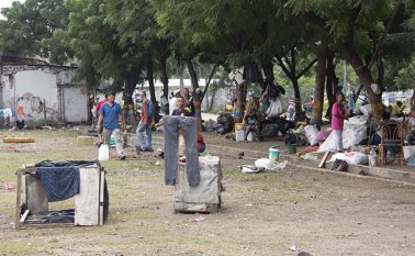Las autoridades de salud alertaron sobre la necesidades censar a la población que deambula por la ciudad en parques y calles, debido a que no se conoce quiénes son ni qué enfermedades padecen. Alfredo Estévez