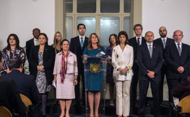La canciller colombiana, María Ángela Holguín (tercera, de derecha a izquierda), dijo que la comunidad internacional está lista para "apoyar un canal humanitario" para Venezuela.  AFP