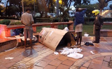 Pese a los controles migratorios aún hay quienes aprovechan para convertir en albergue cualquier rincón de la ciudad. Cortesía