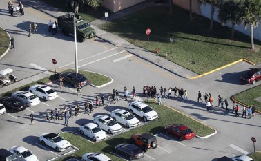 La televisión mostró estudiantes evacuando el lugar, algunos con los brazos en alto, mientras oficiales de policía con cascos, chalecos antibalas y armas automáticas vigilaban varios puntos. AFP