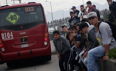 22 buses del sistema Transmilenio fueron atacados con piedras, decenas de   usuarios corrieron peligro. 
 Colprensa