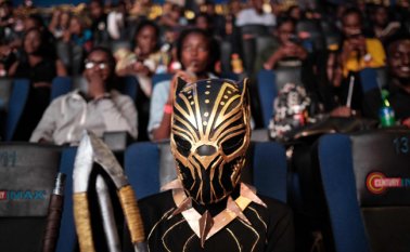 Cientos de fans acudieron el martes por la noche al preestreno de la cinta en Kisumu, ciudad del oeste de Kenia de la que procede la familia de Lupita Nyong'o. AFP