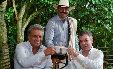 Los presidentes de Colombia y Ecuador, Juan Manuel Santos y Lenín Moreno, degustan un café junto con Juan Valdez, en el marco del encuentro binacional. Presidencia