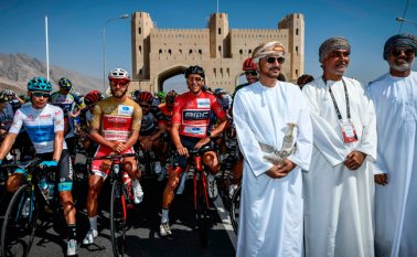 El ciclista colombiano Miguel Ángel López del Astana Pro Team, (izquierda) minutos antes de comenzar la quinta etapa del Tour de Omán, entre Sama'il y Jabal Al Akhdhar, la ‘Montaña Verde’. AFP