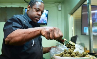 Eddie Irby pesa la marihuana en el dispensario de Virgil Grant en Los Ángeles. El éxito de Grant ha sido una compensación por los seis años perdidos dentro del sistema federal de prisiones. AFP