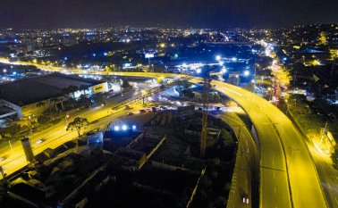 Así se observa la ciudad de noche con el actual alumbrado público con luz de sodio, lo cual no solo contamina la visual sino que no ofrece plenas condiciones de luminosidad. Cortesía