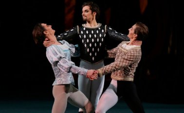 El clásico volvió a escena de la mano del Ballet Bolshoi, la escuela coreográfica más antigua de Moscú, la cual fue fundada como orfanato por orden de Catalina II en 1793, aunque solo diez años después se dictaron allí las primeras clases de danza. Colprensa