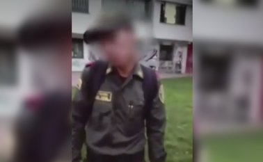 El robo lo perpetró junto a otro auxiliar de Policía, ambos vestidos de uniforme, en el barrio Madrigal del occidente de Bogotá. Captura de video