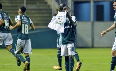 EL joven canterano del Deportivo Cali, Déiber Caicedo, celebró su primer gol en el fútbol profesional por lo alto. Luego de un tiro libre magistral que terminó en el fondo de la red, el jugador estalló en llanto al recordar que la violencia le arrebató a su pequeña hermana. Colprensa
