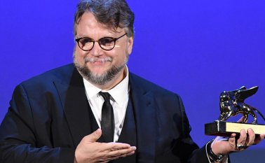El mexicano Guillermo del Toro recibió otro galardón como Mejor Director por ‘La forma del agua’. AFP
