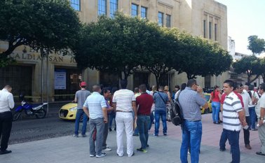 La mañana de este martes, evacuaron la Alcaldía de Cúcuta de forma preventiva ante la amenaza de una bomba. Andrés González