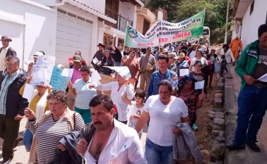 El domingo, los campesinos de los páramos marcharon en Mutiscua para exigir al presidente Juan Manuel Santos que desista de su intención de concesionar Santurbán para un proyecto minero árabe. Luis Alfredo Estévez