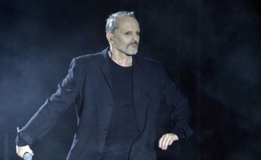 Miguel Bosé actuó en otras nueve ocasiones convirtiéndose en el artista con más presentaciones en el Festival de Viña del Mar y por eso la organización entregará por primera vez el premio ‘Icono del Festival’. Internet
