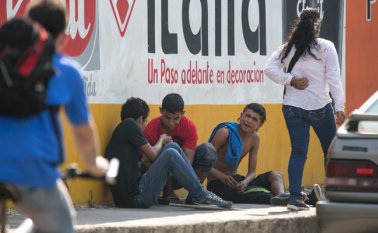 Un comerciante de la zona dijo que todos los días, antes de abrir su negocio, debe usar recogedor y una escoba para barrer lo que deja la endemoniada droga. Juan Pablo Cohen