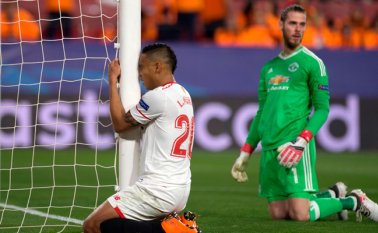 El delantero colombiano del Sevilla Luis Fernando Muriel reacciona junto al portero español del Manchester United David de Gea.