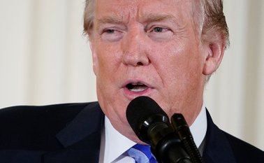 Trump opinó que, dado el tiempo que puede tardar la Policía en llegar a una escuela al recibir una alerta de tiroteo, los profesores debidamente entrenados podrían detener estos sucesos "muy rápidamente". AFP