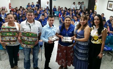 Los cuatro proyectos ganadores recibieron tabletas electrónicas y una bicicleta. Cortesía