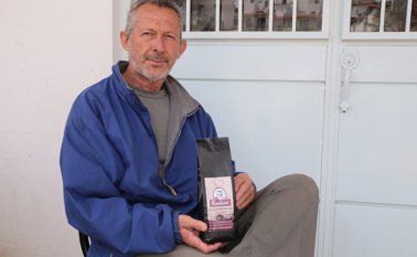 Roberto Peñaranda enseña aquí el fruto de su sueño hecho realidad en Gramalote. César Obando