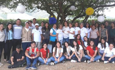 Liberth Canal, Ricardo Linares, Noberto Cáceres, Yennifer Madarriaga, María E. Becerra, Isabel Paredes, Esperanza Bermúdez, Yezmín Vargas, Yajaira Gutiérrez, Luz M. Riveros, Amparo Lizcano, Paola Rangel, Eric García, Karen Carvajal, Elizaberth Arenas, Ludivia Álvarez y Dayana Diaz. Sentados: Daniel Blanco, Rafael Fuentes, Luz Ángela Lozano, Paula Ruiz, Camila Duarte, Valentina Barón, Andrea Contreras, Laura Contreras, Alejandra Sanjuán, María José Clavijo y Juliana Villamizar. Alfredo Estévez