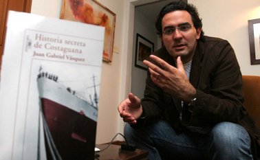 El escritor colombiano Juan Gabriel Vásquez ganó el premio Luso Casino de Povoa en Portugal por su libro: ‘La forma de las ruinas’.  Colprensa