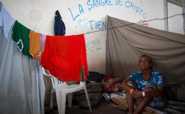 Siete de cada diez padres se saltan las comidas para darle a sus hijos. 
 AFP