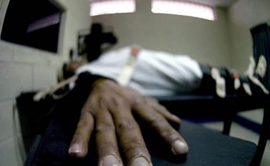 No haber podido encontrar una vena para que recibiera la inyección letal, detuvo por ahora la muerte de un reo. AFP