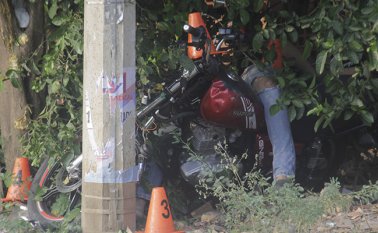 El motorizado falleció en el sitio, autoridades de tránsito hicieron el levantamiento del cuerpo en la avenida principal del sector La Pastora. Cristian Herrera