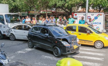 El conductor de un camión perdió el control y chocó contra un Chevrolet Optra, que a su vez golpeó a un Spark y este fue contra un taxi. Mario Franco