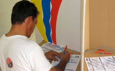 Entre los mitos que se han tejido sobre las próximas elecciones, está la supuesta prohibición para llevar el propio bolígrafo para marcar las tarjetas electorales. Esto no es cierto, advirtió el CNE. Archivo