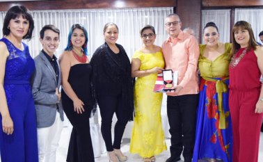 Erika Maldonado, Michael Pardo, Catalina Camargo, Julieth Villabona, Claudia Toloza, rectora de la UFPS; Félix Lozano, director del programa de Comunicación Social; Adriana Espinel, directora del Cecom y Tania Manzano. Cortesía