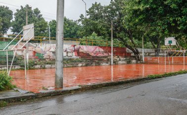 El espacio deportivo y el salón comunal deben reubicarse para concluir el puente Benito Hernández. Archivo