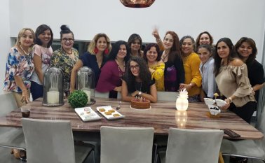 Claudia Mora, Emma Cáceres, Pilar Lizarazo, Carolina Mondragón, Claudia Omaña, Carolina Escalante, Dora Haddad, Fabiana Villamizar, Laura Ochoa, Norma Romero, Jackeile Camargo, Martha Joves, Ana María Cáceres y la anfitriona Isabel Cristina Soto. Laura Correal