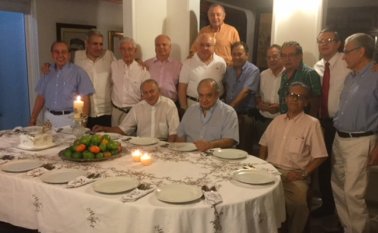 Álvaro Salgar V., Noé Castro G., Ismael Quintero P., Jairo Pérez A., el homenajeado Abraham, Carlos Eduardo Ramírez Q., José Eustorgio Colmenares O., Alfonso Morales M., Germán Pérez A., Rubén Darío Galvis y Rubén Eslava D. Sentados: el presbítero Eloy Mora P., Carlos Enrique Chacón V. y Alberto Ramírez M. Cortesía