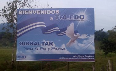 La Alcaldía de Toledo instaló en 2016 una valla en inmediaciones del paso por el río Cobaría, que no solo da la bienvenida al pueblo, sino que es la demostración de que Norte de Santander no renuncia a la soberanía sobre el corregimiento. Archivo