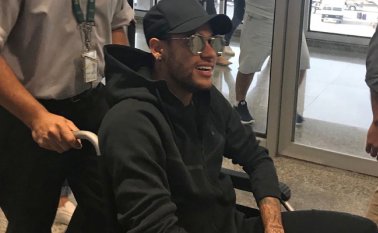 El astro brasileño llegó ayer a Brasil y espera ser operado mañana. Neymar podría estar hasta tres meses por fuera de las canchas. AFP