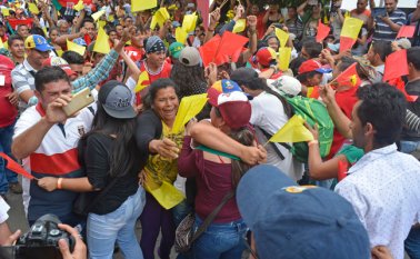 Líderes de Colombia y Venezuela se abrazan aquí durante el acto de paz que se llevó a cabo ayer en San Antonio. Edinsson Figueroa