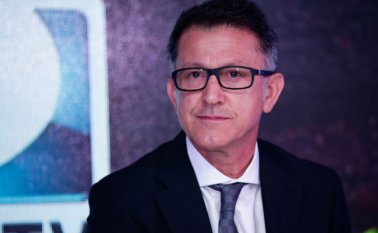 En declaraciones entregadas a la prensa el técnico risaraldense aseguró que su carrera ya no seguirá en la selección mexicana de fútbol, sino que perseguirá su sueño de dirigir en la liga de Inglaterra. Colprensa