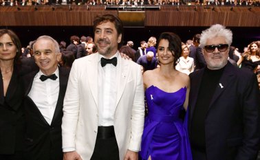 La periodista francesa Brune De Margerie, su esposo, el productor de cine armenio francés Alain Terzian, el actor español Javier Bardem, su esposa la actriz española Penelope Cruz y el cineasta español Pedro Almodóvar. AFP